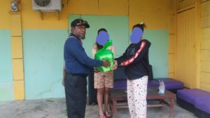 KPA Kaimana Bagi-bagi Kondom di THM