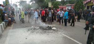 Kecewa Kinerja Kepolisian, Keluarga Korban Bakar Ban Didepan Polsek Sortim