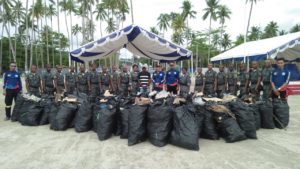 Poltekpel Sorong Bersihkan Sampah di Kawasan Pantai WTC Raja Ampat