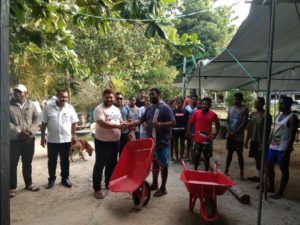 Peduli Laut Adat, Mananwir-Doreri Serahkan Bantuan Alat Pembersih Pantai BLK