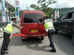 Salut, Polisi Ini Dorong Angkot Mogok di Tengah Kemacetan