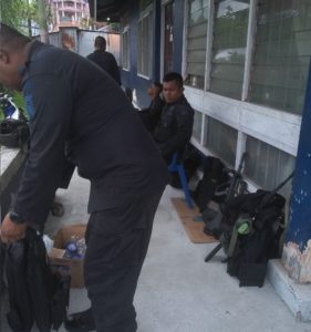 Cristian Warinussy Protes Kantor LP3BH Manokwari Dijaga Anggota Brimob