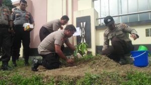 Polres Raja Ampat Tanam 172 Bibit Pohon