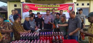 Polsek Prafi Musnahkan Ratusan Botol Miras Tangkapan Operasi Lilin Mansinam