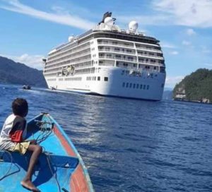 Setelah R4, Kapal Pesiar MV The World Berlabuh di Triton Kaimana