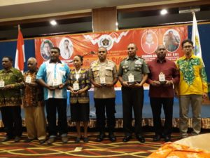 Puncak HPN, Gubernur Papua Barat Dapat Award dari PWI