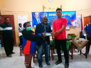 Wahab Warwey Bagikan 200 Masker Saat Reses