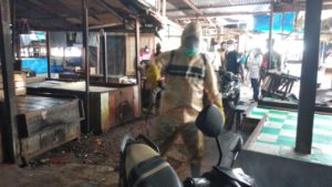 Tutup Sementara, Pasar Sentral Remu Sorong Disemprot Disinfektan