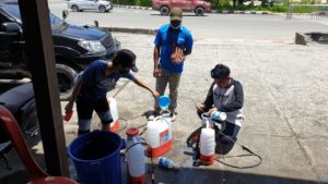 Lawan Corona, HIPMI PB dan Pemuda KKSS Menyemprot Disinfektan