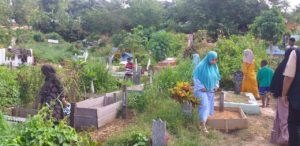 Peziarah Padati TPU Kilo 10, Ini Manfaat Ziarah Kubur