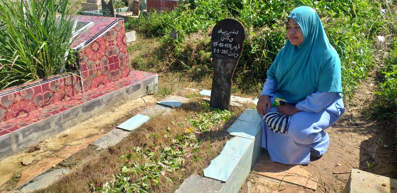 Salah satu peziarah kubur di TPU Kilo 10 Masuk.