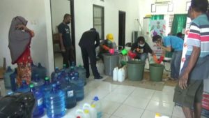 UMS Bagikan 1.000 Liter Cairan Disinfektan Gratis Kepada Warga