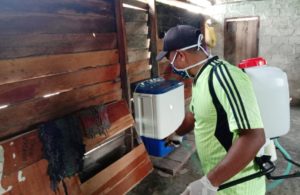 Cegah Covid-19, Rumah Warga Jefman Barat Jadi Sasaran Penyemprotan Desinfektan