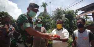 Pimpinan Polri, TNI Dan BIN Salurkan Bantuan Makanan Bama Ke Warga Sanggeng
