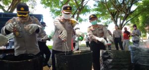 Jelang Ramadhan, Polres Raja Ampat Musnahkan Ratusan Botol Miras