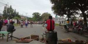 Sejumlah Ruas Jalan di Manokwari Dipalang, Akses Transportasi Lumpuh