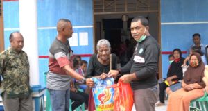 Warga Di Kampung Ini Dapat Bingkisan Dari Alumni Pamong Praja Raja Ampat
