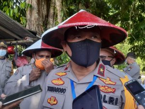 Manfaatkan Lahan ‘Tidur’, Kapolda PB dan Kepala Suku Arfak Tanam Bibit Sayur