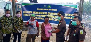Kejari Sorong Serahkan Bantuan Sembako Kepada Pemulung