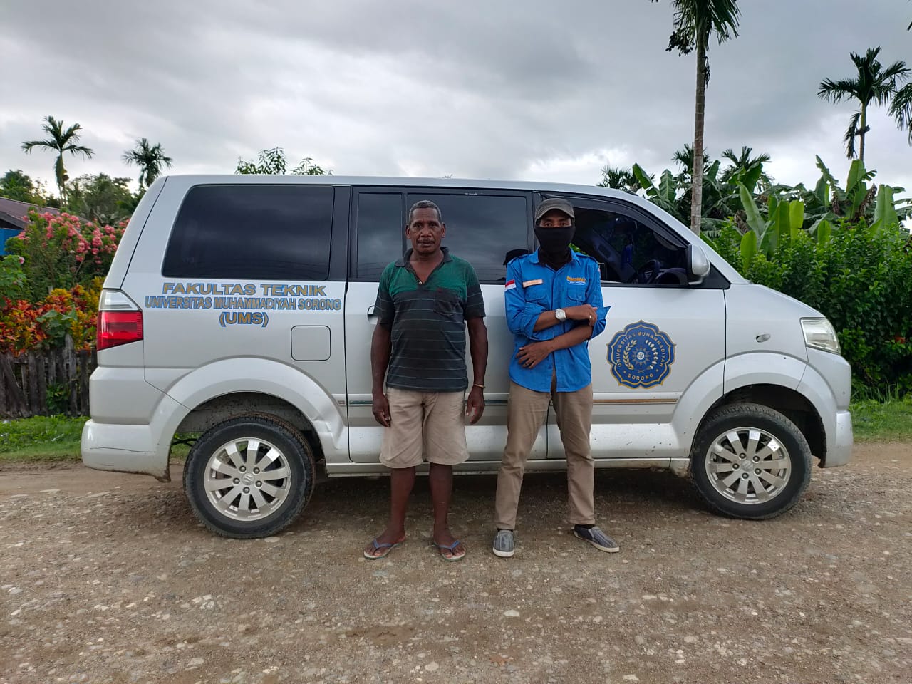 Fasilitator Masyarakat Pamsimas, Hamdani Tukloy bersama Koordinator KKM Kampung Ninjimur. [dok pamsimas]