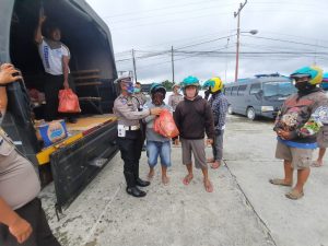 Supir Angkot dan Tukang Ojek di Sorsel Dapat Sembako Dari Kapolri