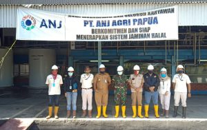 Bupati Sorong Selatan Kunjungi Pabrik Sagu di Kampung Saga