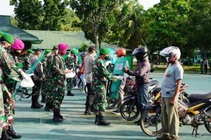 Tukang Ojek di Sorong Dapat Bantuan APD Dari Pangdam Kasuari