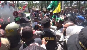 Demo Banjir di Kota Sorong Berakhir Ricuh, Dua Anggota Polisi Terluka