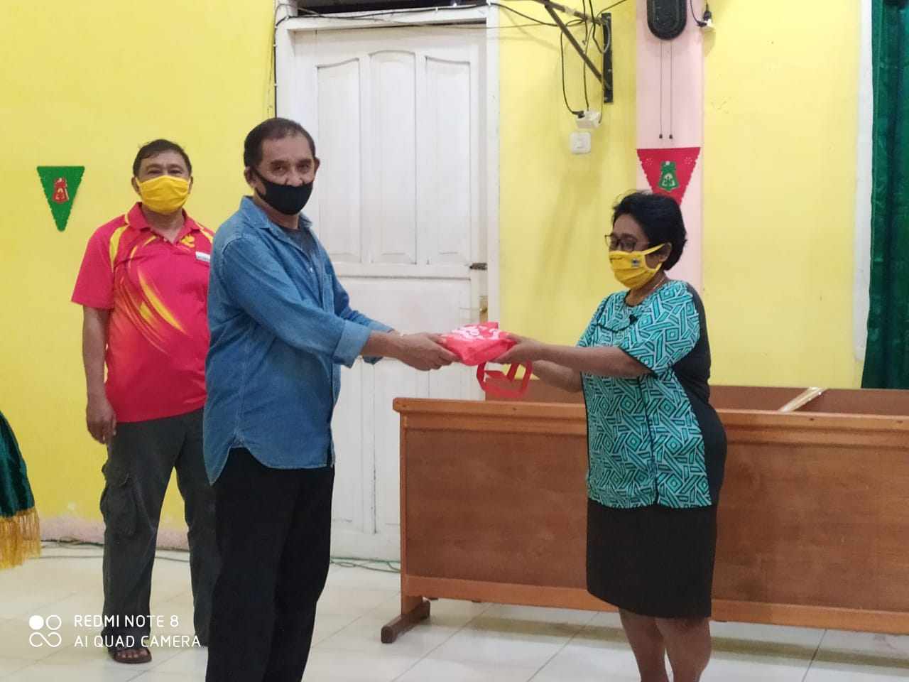 Pemberian Alat Pelindung Diri secara simbolis kepada peserta kegiatan 