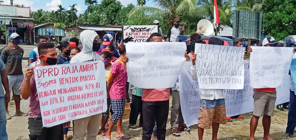 Aliansi Masyarakat Peduli Raja Ampat saat melakukan aksi demo penolakkan LKPJ Bupati tahun 2019. [foto: david-sr]