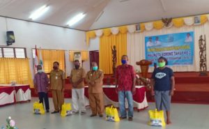 Wali Kota Sorong Serahkan Bantuan Sembako Tahap Kedua
