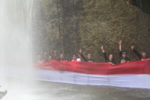 NMAX Sorong Bentangkan 20 Meter Merah Putih di Air Terjun Sasnek