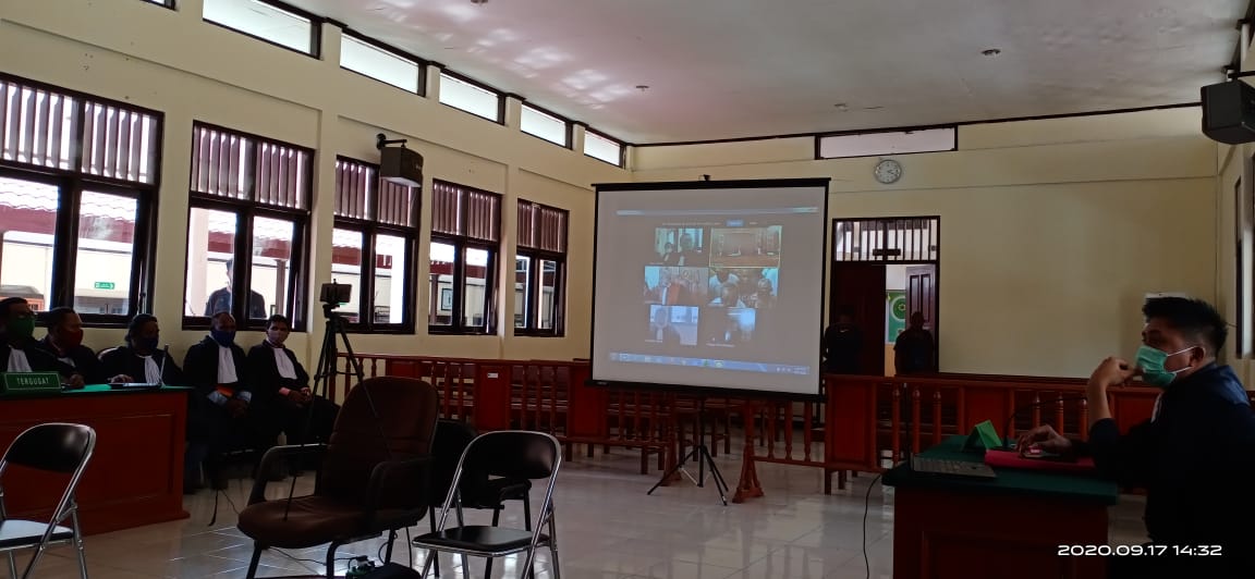 Sidang putusan kasus Makar di Pengadilan Negeri Sorong yang diselenggarakan secara virtual. [foto: junaedi-sr]