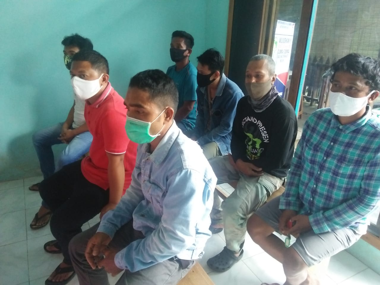 Sembilan karyawan yang dirumahkan sepihak oleh hotel Marina Mamberamo.