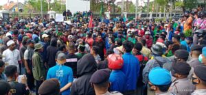 Demo Penolakan UU Cipta Kerja Di Gedung DPRD Kota Sorong Diwarnai Hujan Batu
