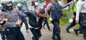 Demo UU Ciptaker, Di Sorong Polisi Amankan 2 Orang Diduga Lakukan Pelemparan Batu