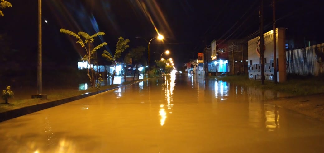 Pemandangan bajir di sepanjang jalan sungai maruni, kilo meter 10 masuk. Kota Sorong. [foto: tirsnah-sr]