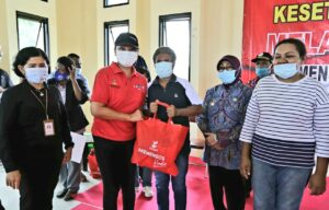 Gaungkan Kesetiakawanan Sosial, Kemensos Serahkan Bansos Bagi Warga Papua Barat