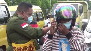 Memperingati HPN Ke-75, PWI Sorong Raya Bagi Masker Gratis