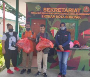 Dampak Covid-19, MDMC Kota Sorong Bagi Sembako