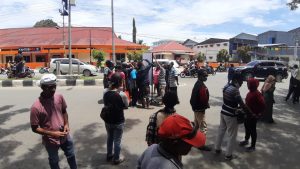 Tidak Terdaftar Sebagai Penerima BST, Ratusan Warga Blokade Jalan