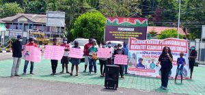 Ada Yang Janggal Pada Kematian Maurits Frasawi, Keluarga Demo Minta Keadilan