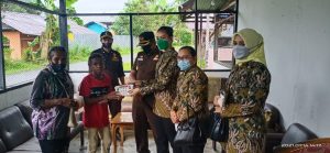 Kejari Sorong Bagi Sembako Plus Body Back Ke Panti Asuhan Dan Rumah Singgah