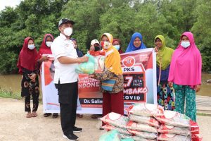 HUT Ke-76 NKRI, PKS Bagi 1,7 Juta Paket Sembako