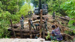 Aparat Gabungan TNI-Polri Perbaiki Jembatan Yang Di Rusak
