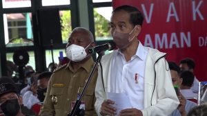 Didampingi Menteri Penanaman Modal, Presiden Jokowi Tinjau Vaksinasi Massal