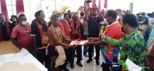 Bupati Sorong Serahkan SK Pengakuan Hak Gelek Malak Kalawilis Pasa