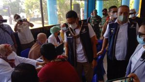 Menparekraf Tinjau Serbuan Vaksinasi Di  Sela-sela Kunker Di Raja Ampat