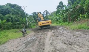 Meski Anggaran Telah Dicairkan 5 Miliar, Proyek Ruas Mandiwa-Warmeru-Kufuryai Belum Selesai Dikerjakan