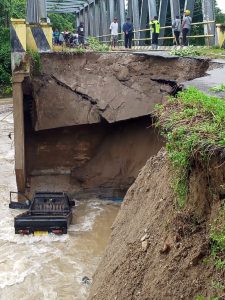 Akibat Longsor Mobil Pick Up Yang Melintas Di Jalan Raya Wasior Jatuh Ke Sungai